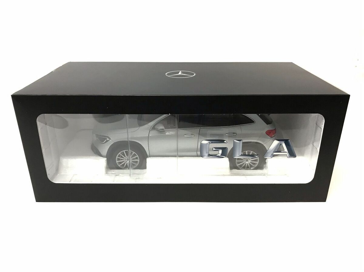 Mercedes-Benz GLA argintiu - 1/18 Z-Models