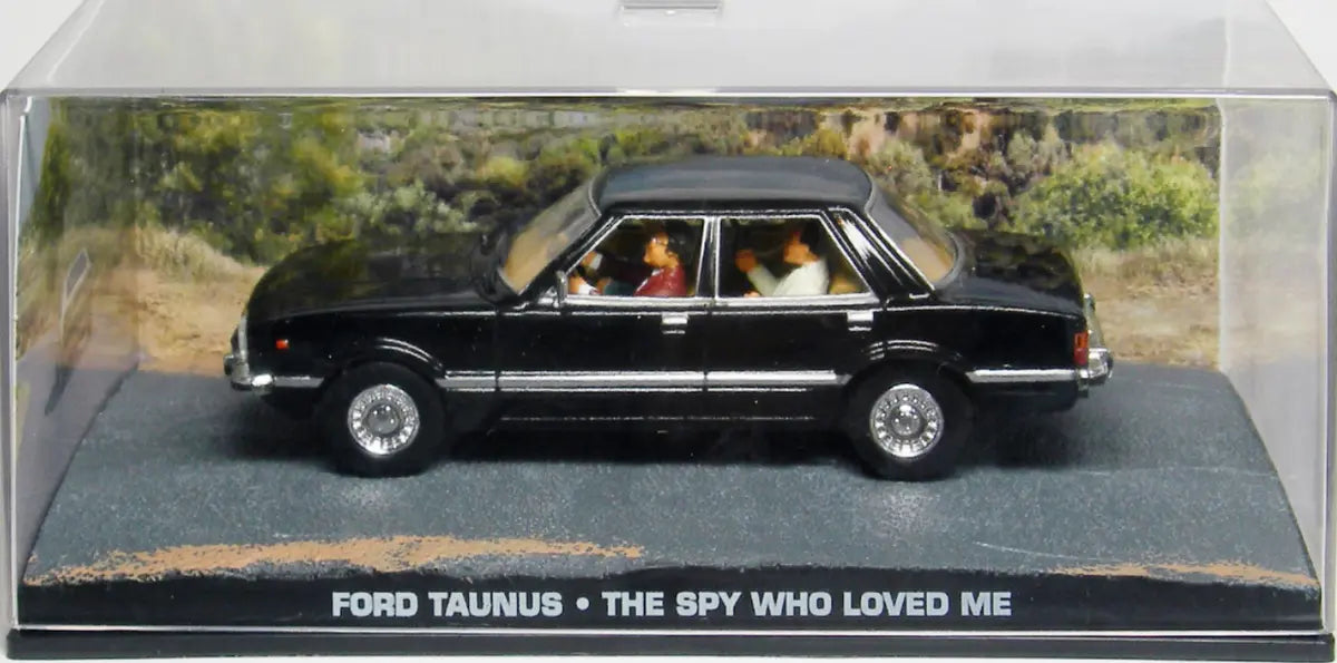 Ford Taunus cu 4 figurine - The spy who loved me cu vitrina plexiglass - 1/43 Altaya