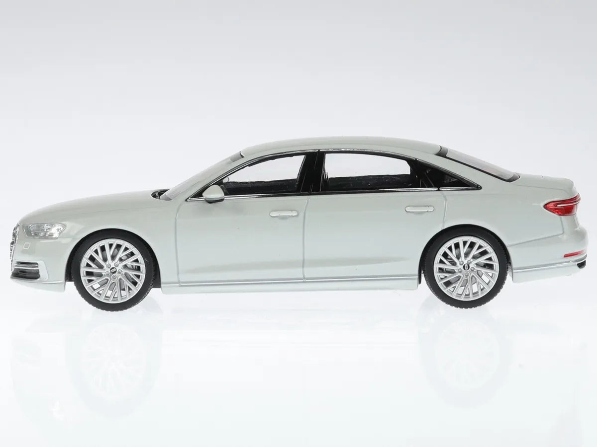 Audi A8L alb cu vitrina plexiglass - 1/43 IScale