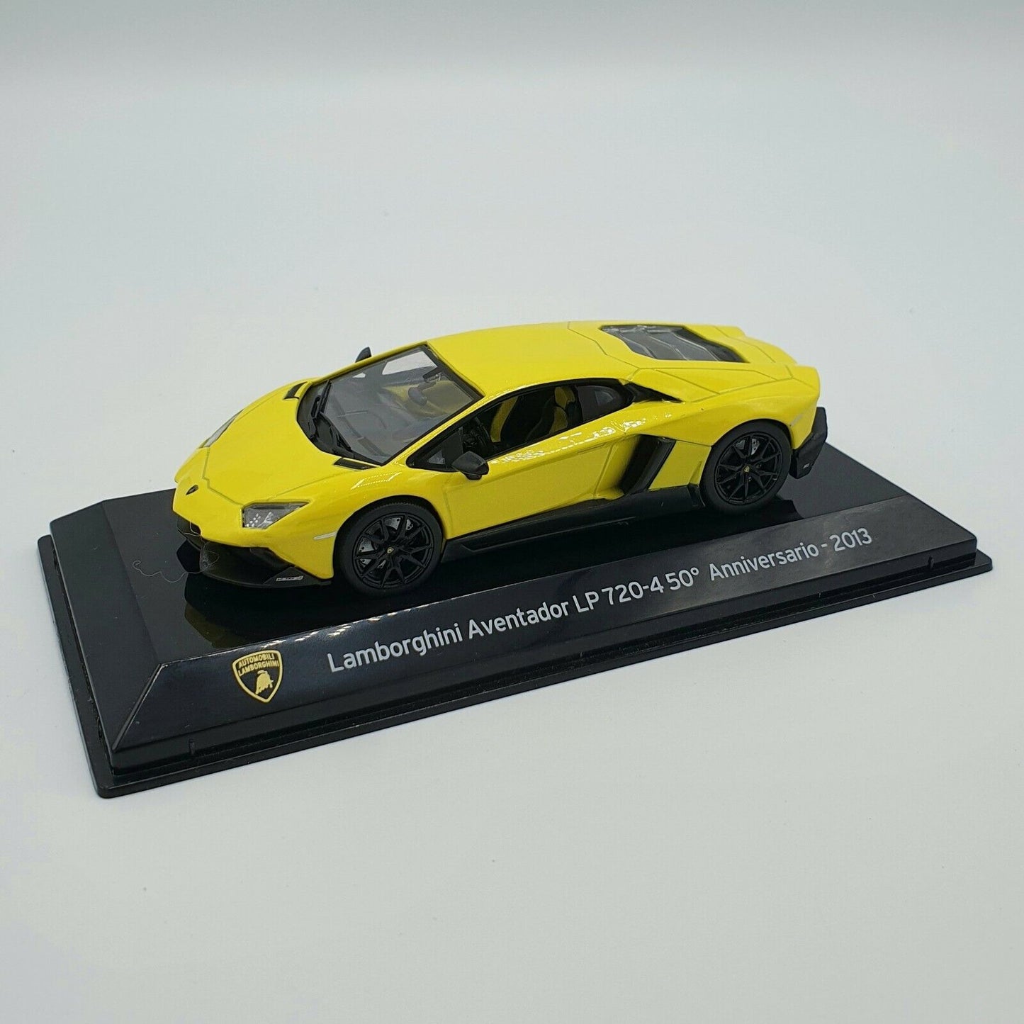 Lamborghini Aventador LP 720-4 50 Anniversario 2013 cu vitrina plexiglass - 1/43 Altaya