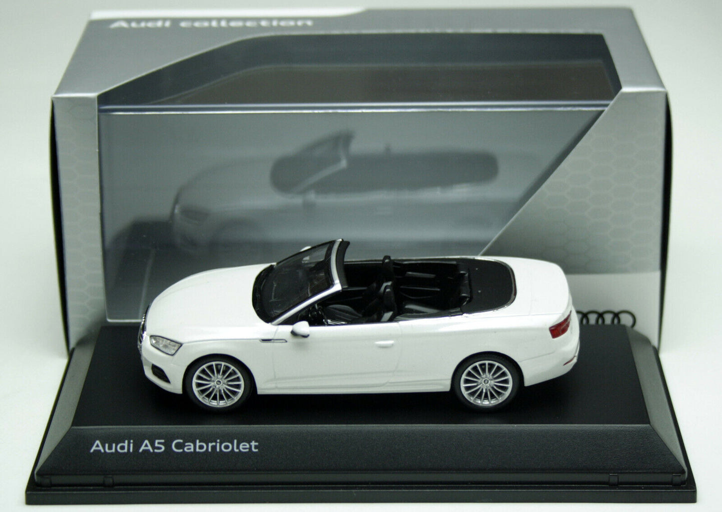 Audi A5 Cabriolet Alb cu vitrina plexiglass - 1/43 Spark