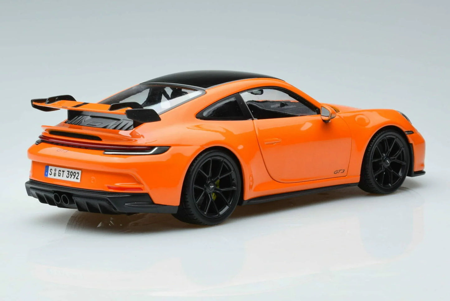 Porsche 911 GT3 (portocaliu) - 1/18 MAISTO