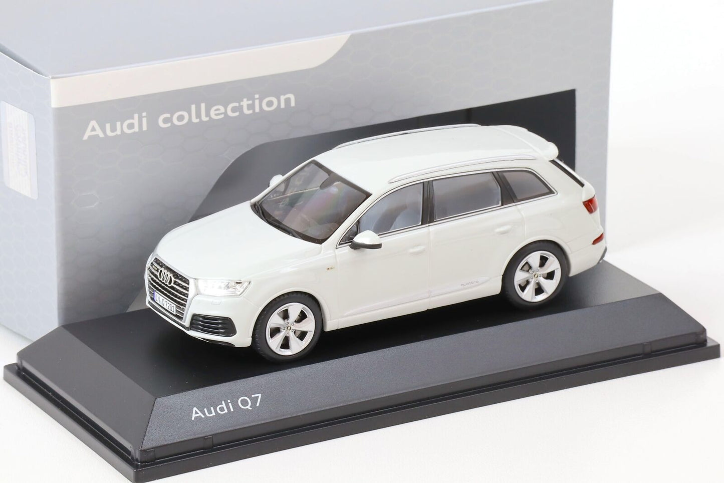 Audi Q7 alb cu vitrina plexiglass - 1/43 Spark