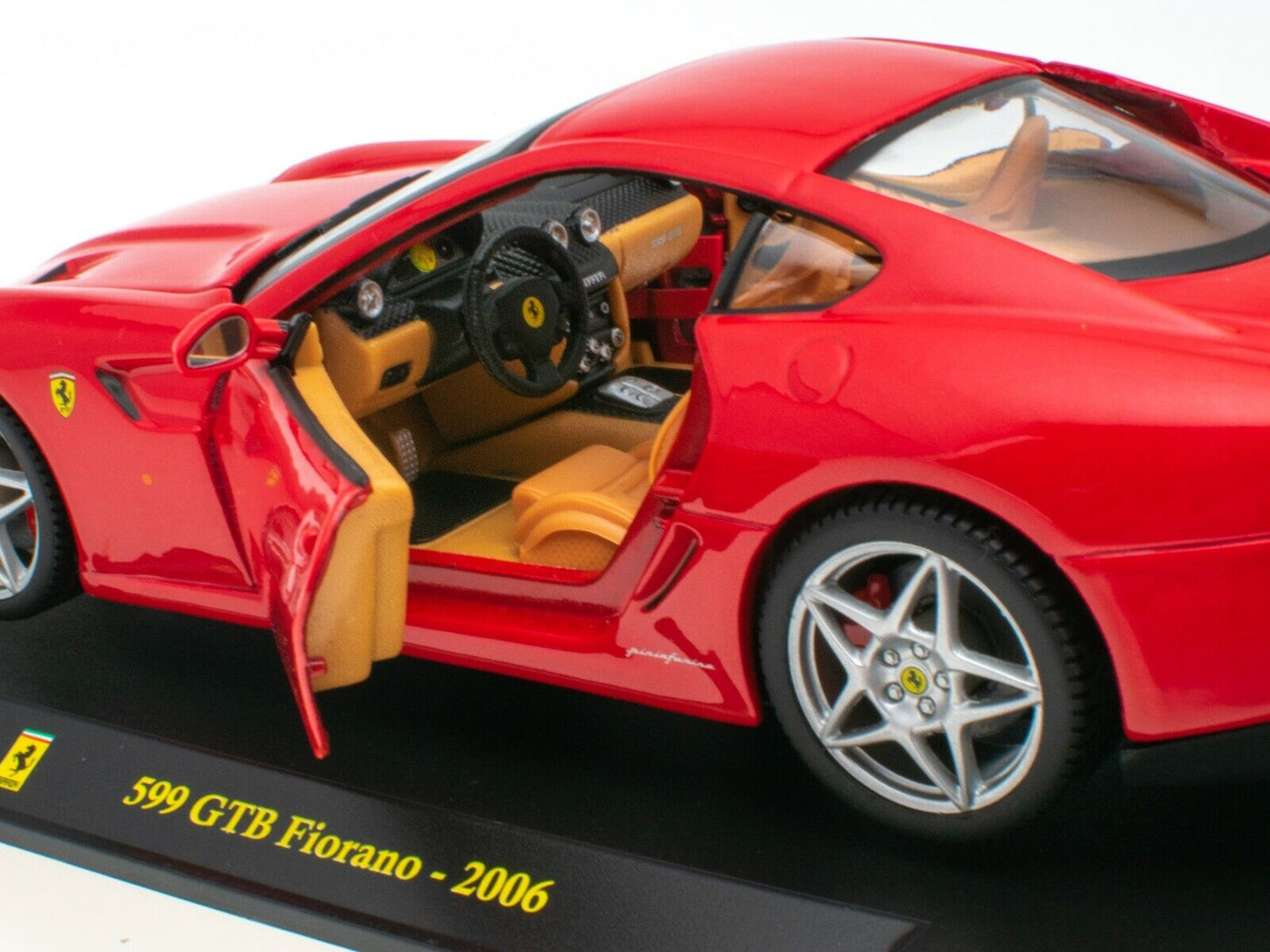 Ferrari 599 GTB Fiorano cu vitrina plexiglass - 1/24 Bburago