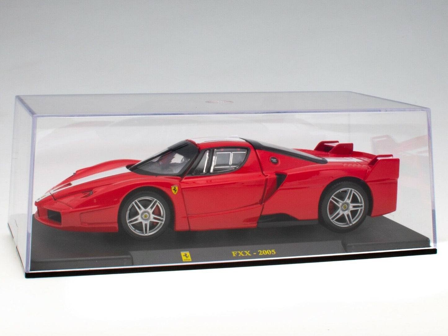 Ferrari FXX 2005 cu vitrina plexiglass - 1/24 Bburago